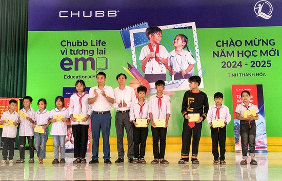 Chubb Life Việt Nam hỗ trợ các em nhỏ miền Trung trong năm học mới